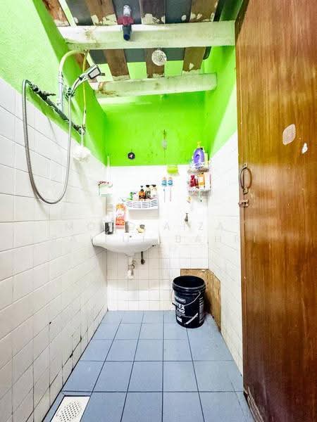 1-storey Terraced House for Sale in Taman Saga (Ampang) - Mohd Aizat Saiful Bahri - Bathroom - PropertyGuru.com.my
