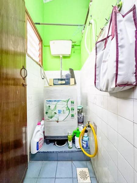 1-storey Terraced House for Sale in Taman Saga (Ampang) - Mohd Aizat Saiful Bahri - Bathroom - PropertyGuru.com.my
