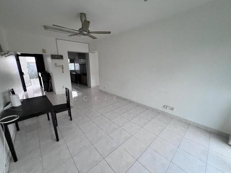 Kondominium untuk Disewa di Desa Golf Condominium - Rickie Goh - Living Room - PropertyGuru.com.my