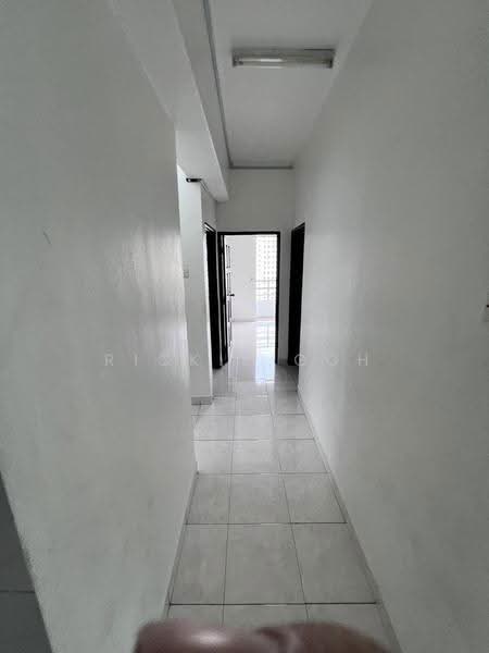 Kondominium untuk Disewa di Desa Golf Condominium - Rickie Goh - Corridor - PropertyGuru.com.my