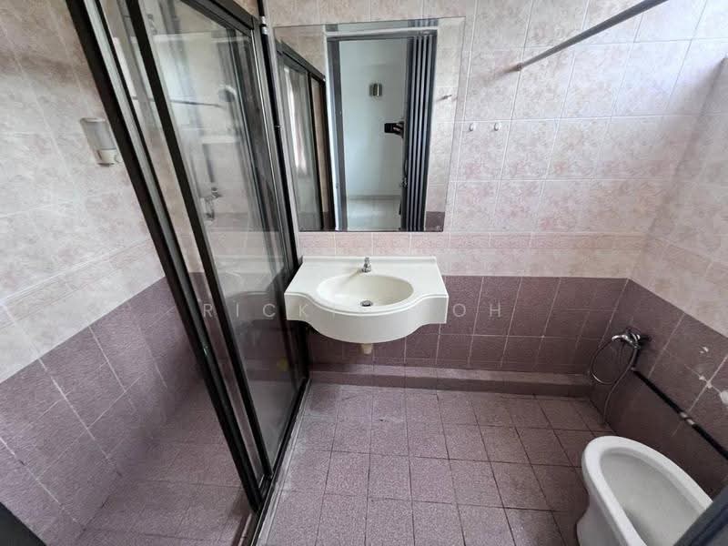 Kondominium untuk Disewa di Desa Golf Condominium - Rickie Goh - Bathroom - PropertyGuru.com.my