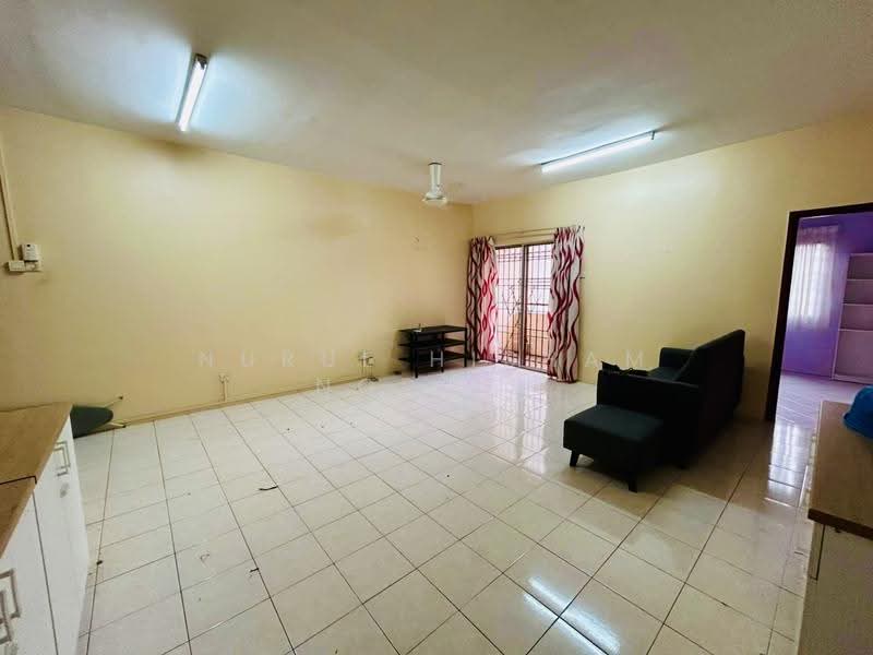 Pangsapuri untuk Dijual di Bayu Puteri - Nurul Hisham Nordin - Living Room - PropertyGuru.com.my