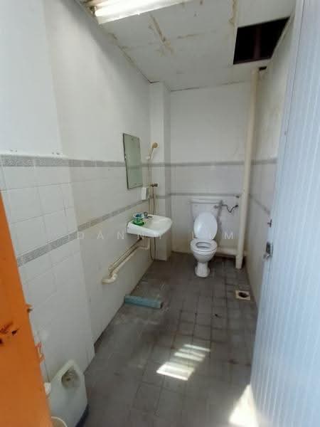 Shop / Office untuk Dijual di George Town (Penang) - Danny Lim - Bathroom - PropertyGuru.com.my