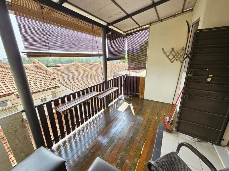 Rumah Teres 2-Tingkat untuk Disewa di Bandar Putra Permai (Seri Kembangan) - Leo Koh - Balcony - PropertyGuru.com.my