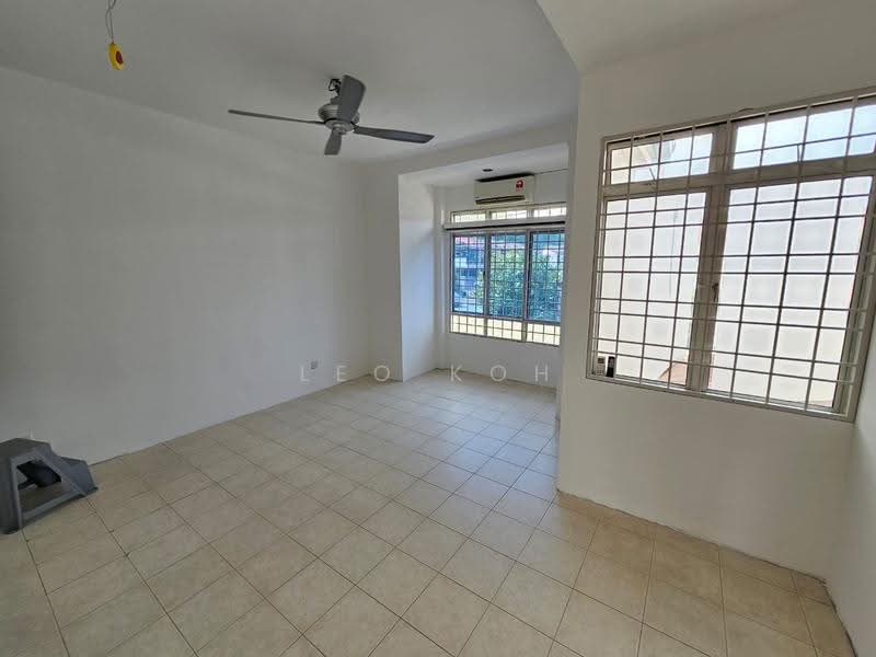 Rumah Teres 2-Tingkat untuk Disewa di Bandar Putra Permai (Seri Kembangan) - Leo Koh - Living Room - PropertyGuru.com.my
