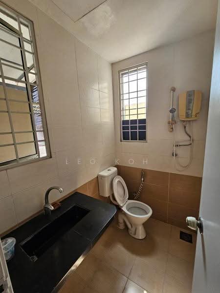 Rumah Teres 2-Tingkat untuk Disewa di Bandar Putra Permai (Seri Kembangan) - Leo Koh - Bathroom - PropertyGuru.com.my