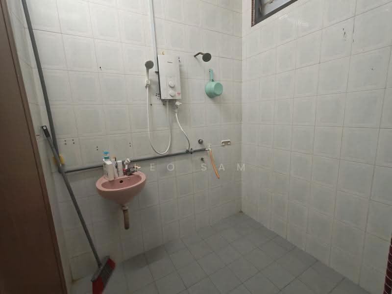 Rumah Teres 1-Tingkat untuk Dijual di Taman Ungku Tun Aminah (Skudai) - Leo Sam - Bathroom - PropertyGuru.com.my
