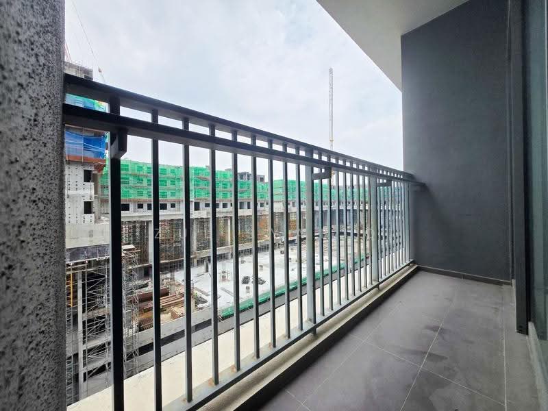 Kediaman Servis untuk Dijual di Seasons Garden Residences - Zul Syafiq - Balcony - PropertyGuru.com.my