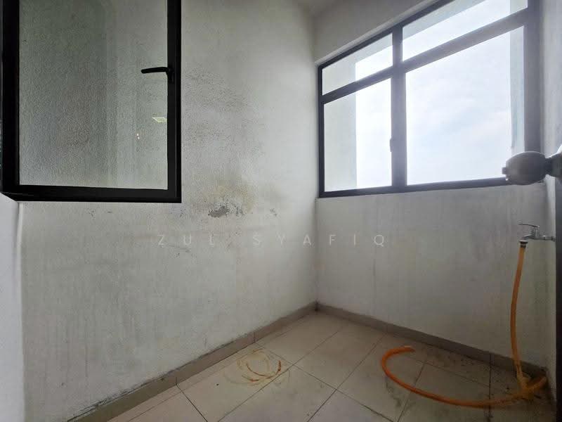 Kediaman Servis untuk Dijual di Seasons Garden Residences - Zul Syafiq - Balcony - PropertyGuru.com.my