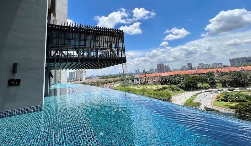 Kediaman Servis untuk Dijual di Lumi Tropicana Serviced Residence - Sand Yip - Pool - PropertyGuru.com.my