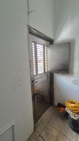 Shop / Office for Sale in Taman Johor Jaya (Johor Bahru) - Tryphaena Tan - Entrance - PropertyGuru.com.my