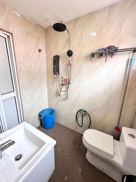 Rumah Teres 2-Tingkat untuk Dijual di Taman Pinggiran Putra (Seri Kembangan) - Vickky Wong CF - Bathroom - PropertyGuru.com.my