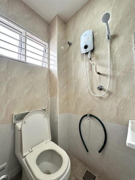 Rumah Teres 2-Tingkat untuk Dijual di Taman Pinggiran Putra (Seri Kembangan) - Vickky Wong CF - Bathroom - PropertyGuru.com.my