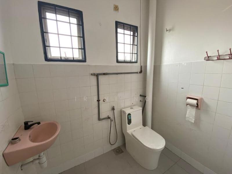 Rumah Teres 2-Tingkat untuk Disewa di Taman Serdang Raya (Seri Kembangan) - Irene Ng - Bathroom - PropertyGuru.com.my