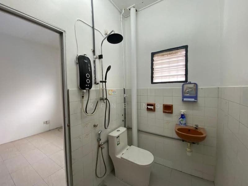 Rumah Teres 2-Tingkat untuk Disewa di Taman Serdang Raya (Seri Kembangan) - Irene Ng - Bathroom - PropertyGuru.com.my