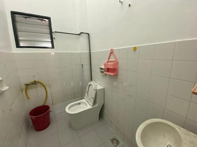 Rumah Teres 2-Tingkat untuk Disewa di Taman Serdang Raya (Seri Kembangan) - Irene Ng - Bathroom - PropertyGuru.com.my