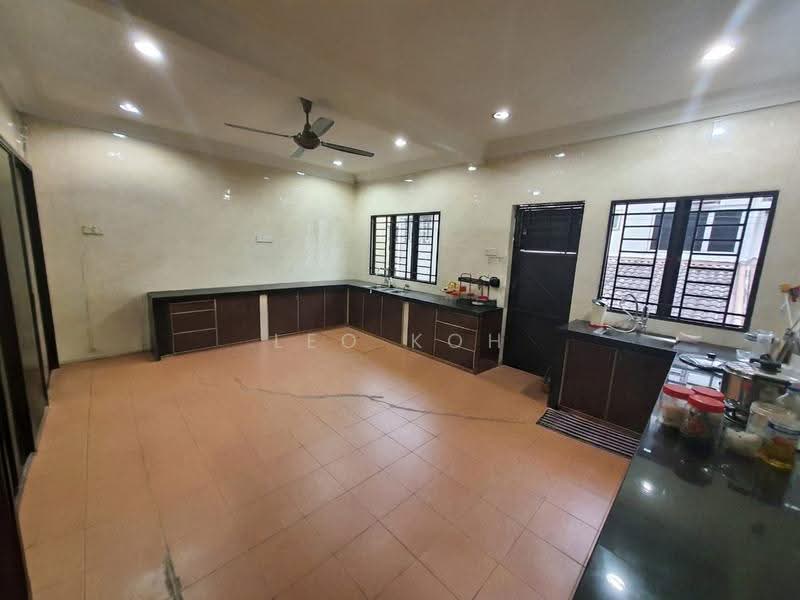 Rumah Teres 2-Tingkat untuk Disewa di Bandar Putra Permai (Seri Kembangan) - Leo Koh - Kitchen - PropertyGuru.com.my