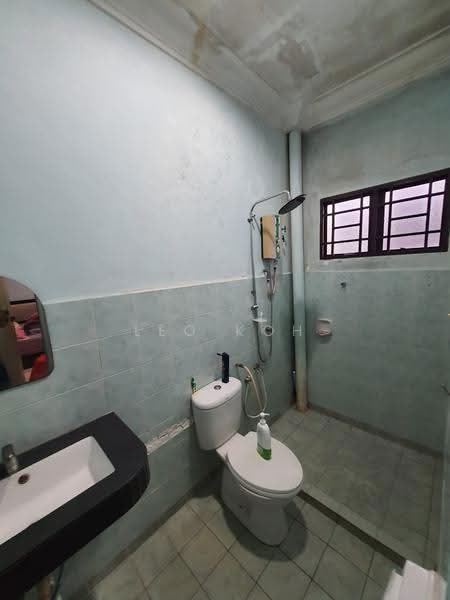 Rumah Teres 2-Tingkat untuk Disewa di Bandar Putra Permai (Seri Kembangan) - Leo Koh - Bathroom - PropertyGuru.com.my