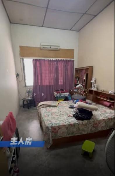 Rumah Teres 1-Tingkat untuk Dijual di Taman Wah Keong (Ipoh) - Tee Pony - Master Bedroom - PropertyGuru.com.my