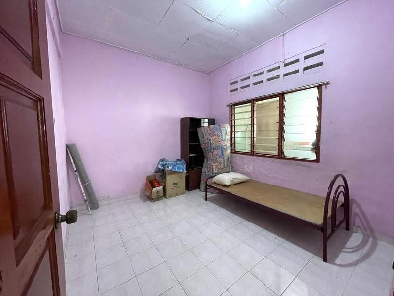 Rumah Teres 1-Tingkat untuk Dijual di Taman Ungku Tun Aminah (Skudai) - Karl Lim - Bedroom - PropertyGuru.com.my