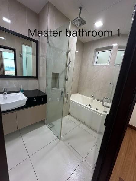 Kediaman Servis untuk Dijual di Paragon Residences @ Straits View - Valerie Saw - Bathroom - PropertyGuru.com.my