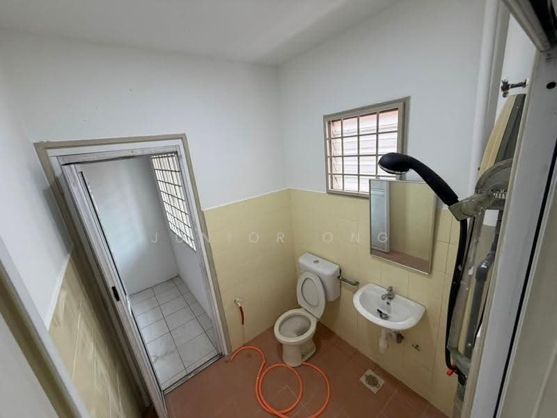 Rumah Teres 2-Tingkat untuk Dijual di Taman Tun Teja (Rawang) - Junior Ong - Bathroom - PropertyGuru.com.my