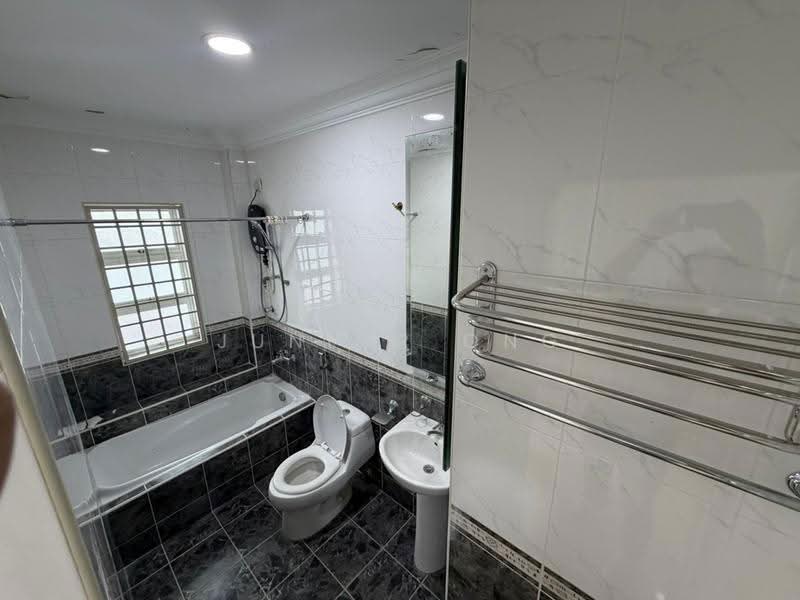 Rumah Teres 2-Tingkat untuk Dijual di Taman Tun Teja (Rawang) - Junior Ong - Bathroom - PropertyGuru.com.my