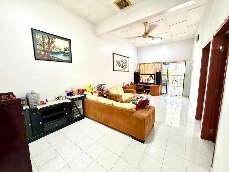 1-storey Terraced House for Sale in Taman Kampung Majid (Kluang) - Shanel Tee - Living Room - PropertyGuru.com.my