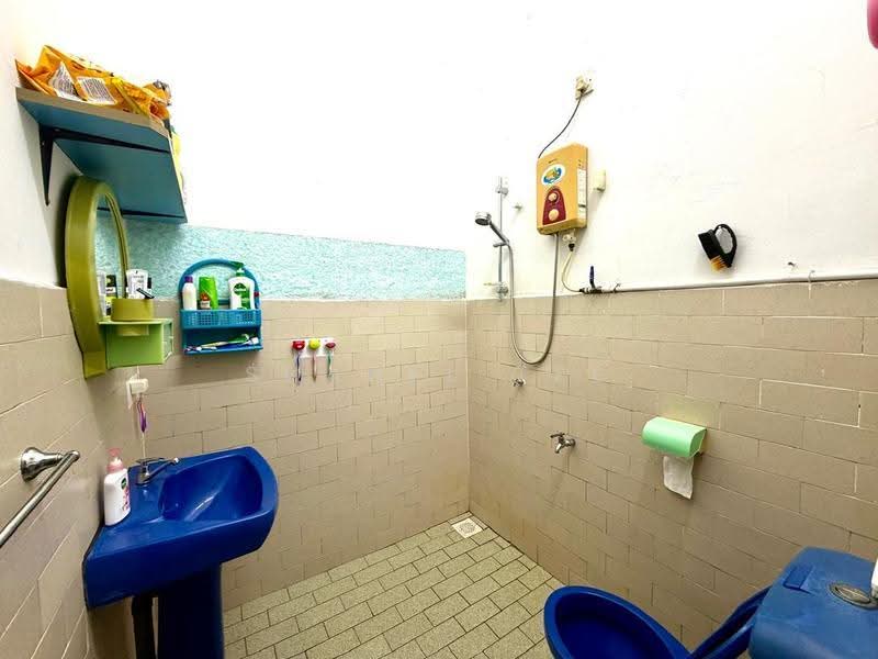 1-storey Terraced House for Sale in Taman Kampung Majid (Kluang) - Shanel Tee - Bathroom - PropertyGuru.com.my