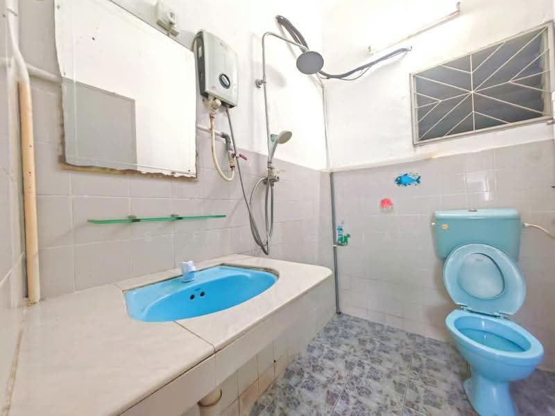 1-storey Terraced House for Sale in Taman Johor Jaya (Johor Bahru) - Stella Chia - Bathroom - PropertyGuru.com.my