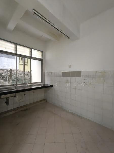 2-storey Terraced House for Sale in Taman Bukit Tiram (Ulu Tiram) - Amber Hew - Kitchen - PropertyGuru.com.my