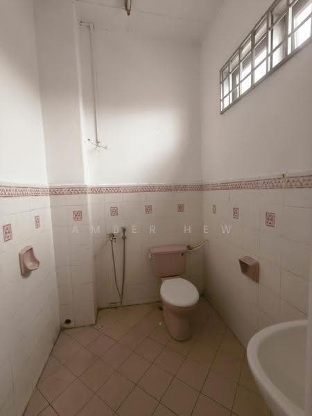 Rumah Teres 2-Tingkat untuk Dijual di Taman Bukit Tiram (Ulu Tiram) - Amber Hew - Bathroom - PropertyGuru.com.my