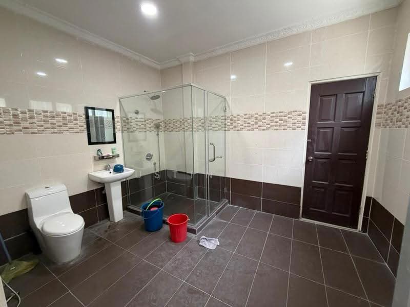 Bungalow House untuk Disewa di Bandar Country Homes (Rawang) - Justin Lai - Bathroom - PropertyGuru.com.my