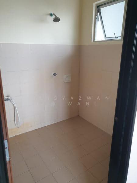 Pangsapuri untuk Disewa di Intan Apartment - Julisyazwani @ Wani - Bathroom - PropertyGuru.com.my