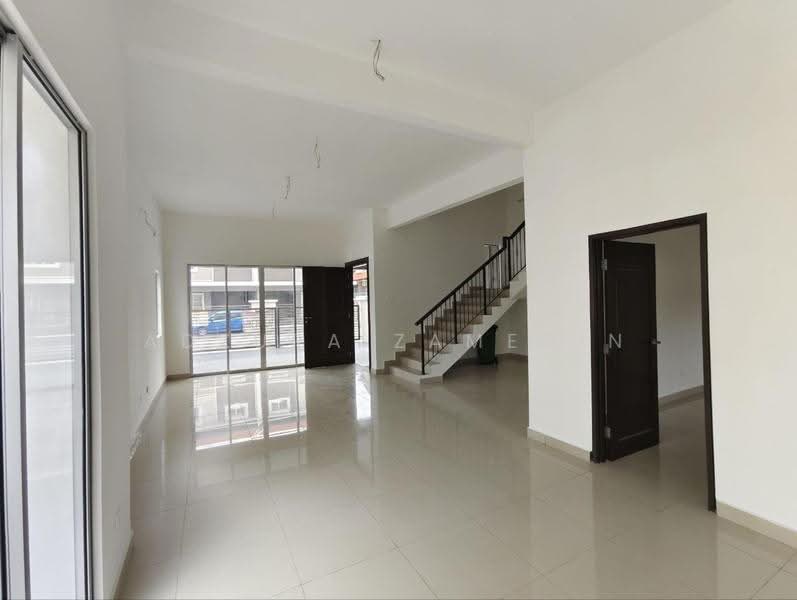 Rumah Berkembar untuk Dijual di Taman Ramal Suria (Bangi) - Adzura Zamedin - Living Room - PropertyGuru.com.my