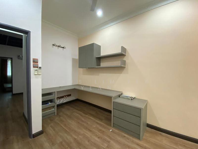 Rumah Teres untuk Dijual di Sungai Long (Bandar Sungai Long) - Chris Lim Pek Yean - Study - PropertyGuru.com.my
