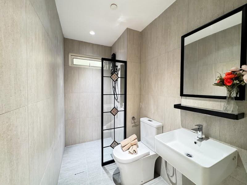 Kediaman Servis untuk Dijual di Tuan Straits Residency - FM Hong - Bathroom - PropertyGuru.com.my