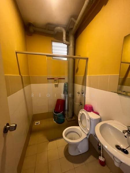 Pangsapuri untuk Dijual di Kipark Apartment - Regine Ng - Bathroom - PropertyGuru.com.my