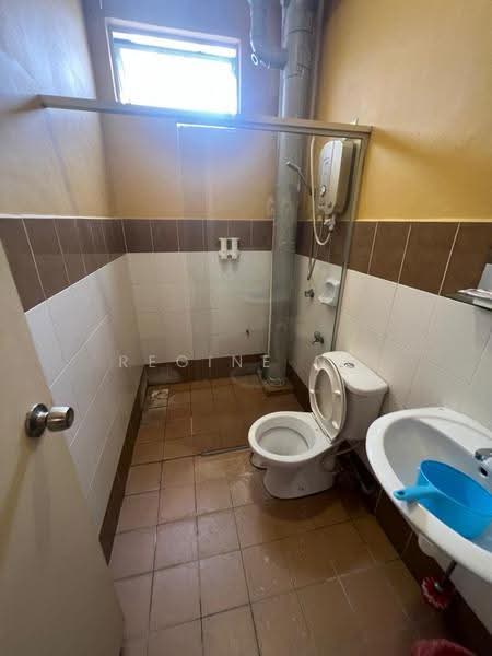 Pangsapuri untuk Dijual di Kipark Apartment - Regine Ng - Bathroom - PropertyGuru.com.my
