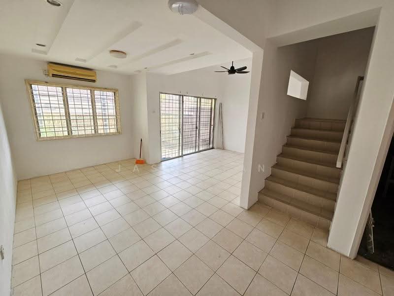 Rumah Teres 2.5-Tingkat untuk Disewa di Taman Puncak Jalil (Seri Kembangan) - Jason Tan - Living Room - PropertyGuru.com.my