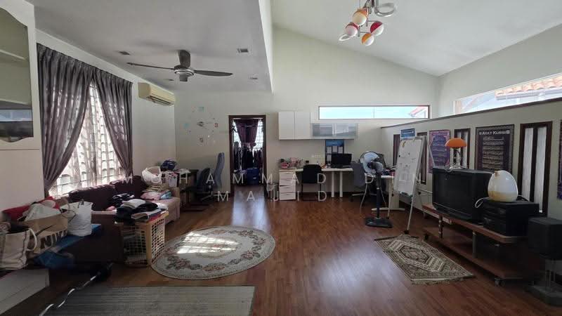 Rumah Berkembar untuk Dijual di Bukit Jelutong (Shah Alam) - Mohammad Din Majid - Living Room - PropertyGuru.com.my