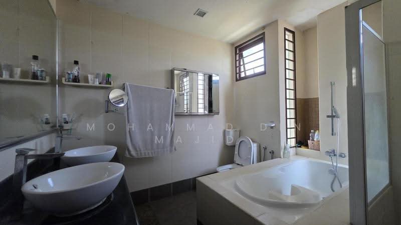 Rumah Berkembar untuk Dijual di Bukit Jelutong (Shah Alam) - Mohammad Din Majid - Bathroom - PropertyGuru.com.my
