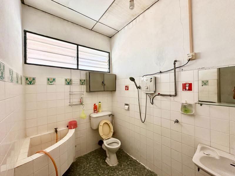 2-storey Terraced House for Sale in Minden Heights (Gelugor) - Eric Boh - Bathroom - PropertyGuru.com.my