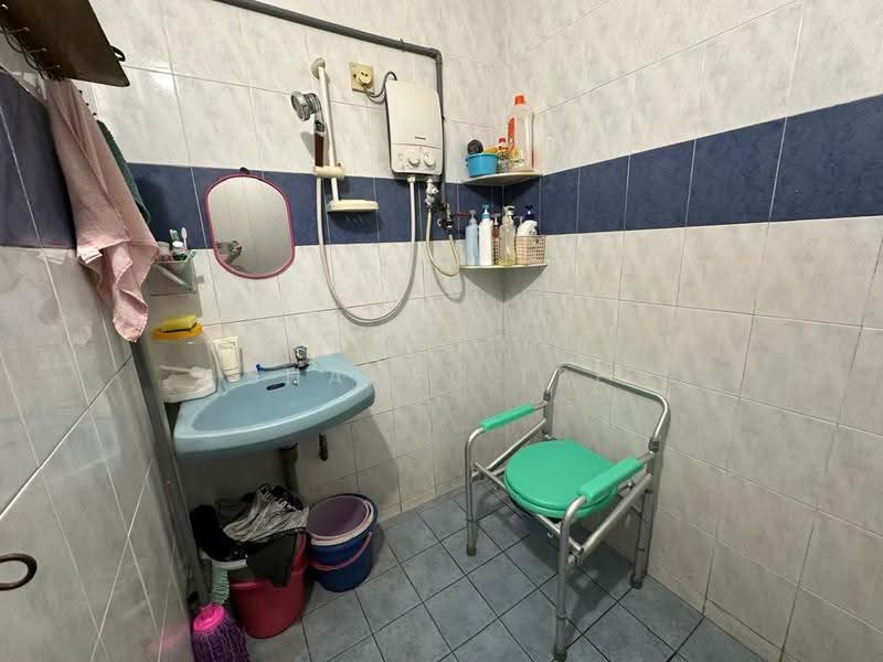 Rumah Teres 2-Tingkat untuk Dijual di Taman Sri Jaya (Kluang) - Shanel Tee - Bathroom - PropertyGuru.com.my