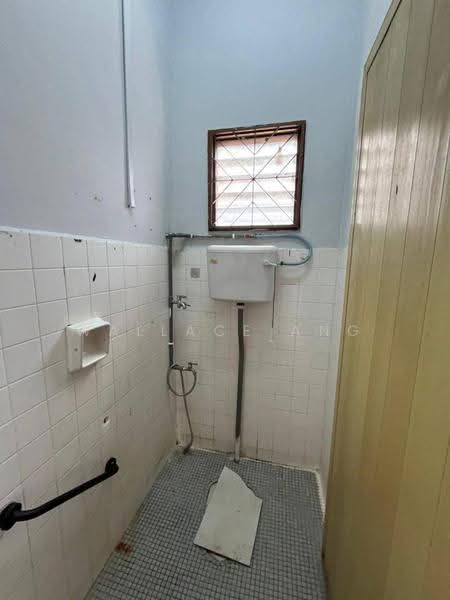 1-storey Terraced House for Sale in Taman Johor Jaya (Johor Bahru) - Wallace Ang - Bathroom - PropertyGuru.com.my