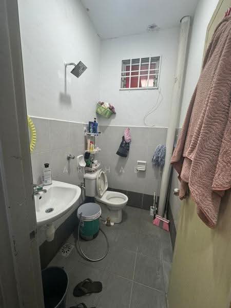Bungalow House for Sale in Kampung Sungai Kapal (Pengerang) - Arshad . - Bathroom - PropertyGuru.com.my