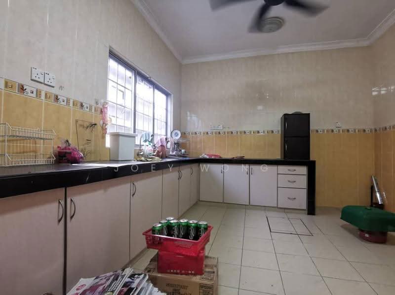 Rumah Teres 2-Tingkat untuk Disewa di Bandar Putra Permai (Seri Kembangan) - Joey Wong - Kitchen - PropertyGuru.com.my