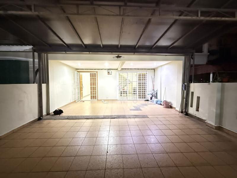 Rumah Teres 2-Tingkat untuk Disewa di Bandar Putra Permai (Seri Kembangan) - Joey Wong - Car Park - PropertyGuru.com.my