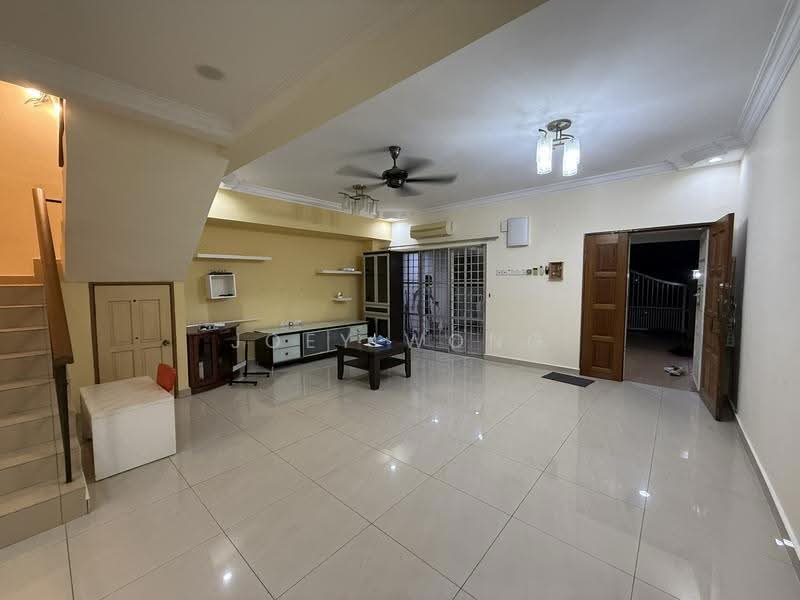 Rumah Teres 2-Tingkat untuk Disewa di Bandar Putra Permai (Seri Kembangan) - Joey Wong - Living Room - PropertyGuru.com.my