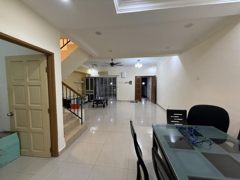 Rumah Teres 2-Tingkat untuk Disewa di Bandar Putra Permai (Seri Kembangan) - Joey Wong - Living Room - PropertyGuru.com.my
